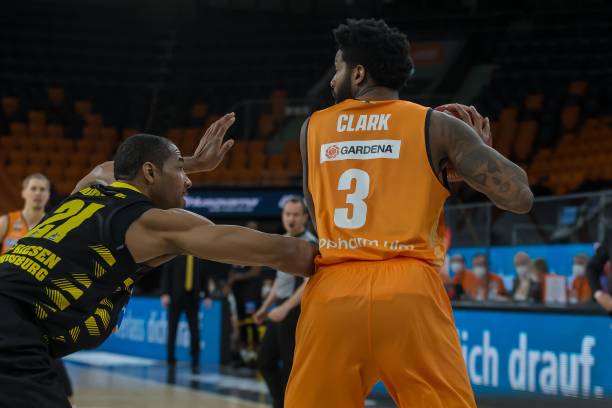 随后被扶离 随后被扶离